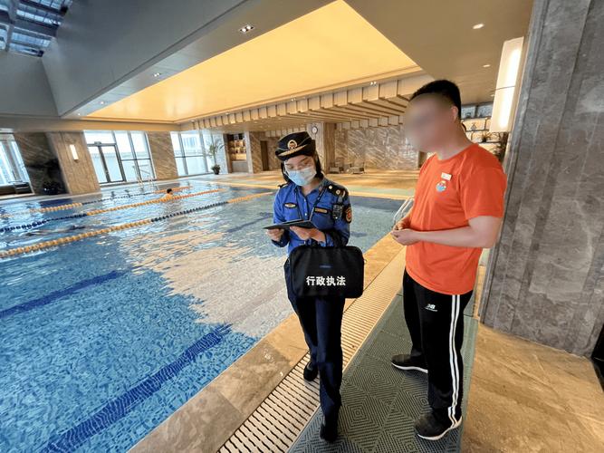 执法人员提醒,开展游泳等高危险性体育项目必须牢牢把安全摆在第一位.